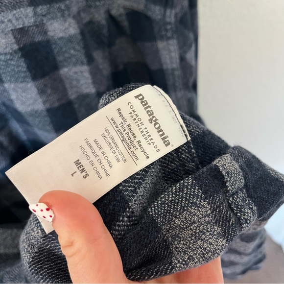 Patagonia Men's Large Organic Cotton Flannel Button-down Shirt. - Picture 9 of 9